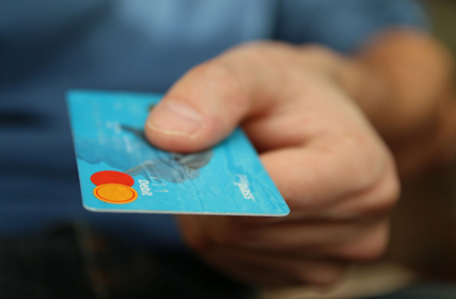 استیک، کلاهبرداری کارت اعتباری و قرارِ آنلاین 